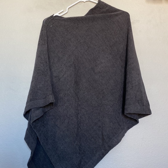 **BRAND NEW** Barefoot Dreams Poncho - Picture 3 of 4